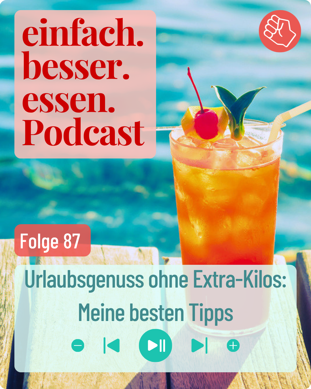 Ein Cocktail steht auf einem Holzuntergrund. Im Hintergrund ist das Meer zu sehen.