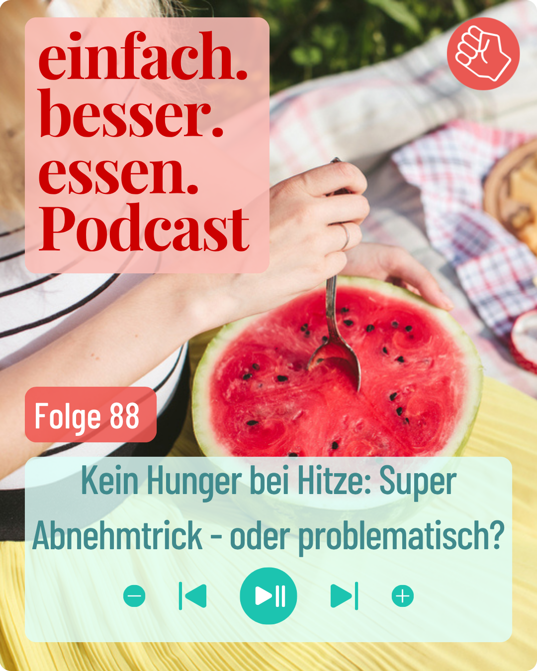 Frau hat keinen Hunger bei Hitze und isst daher eine Wassermelone.