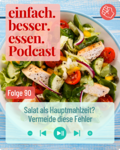 Salat als Hauptspeise in einer Schüssel steht auf einem Holztisch.
