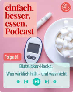 Blutzuckermessgerät und Zuckerwürfel in einer Schale liegen auf einer rosa Oberfläche.