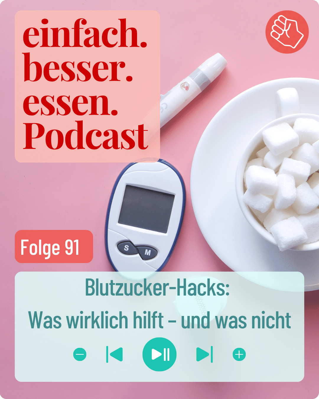 Blutzuckermessgerät und Zuckerwürfel in einer Schale liegen auf einer rosa Oberfläche.