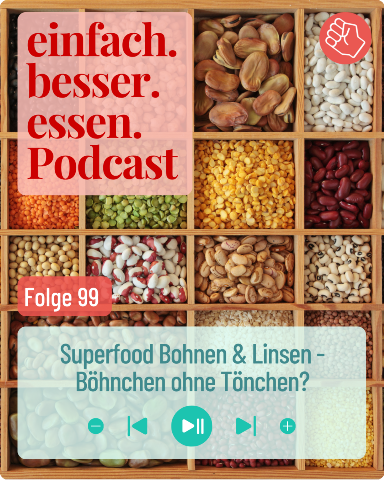 Verschiedene Bohnen und Linsen liegen in Fächern.