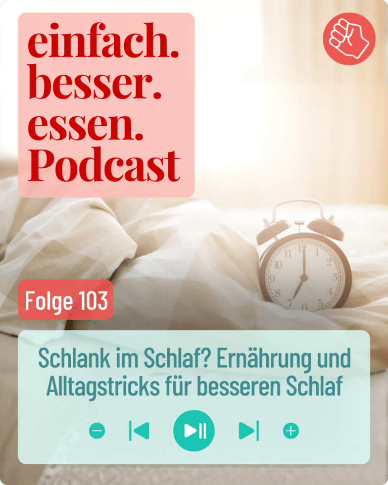 Bett mit Wecker auf der Bettdecke.