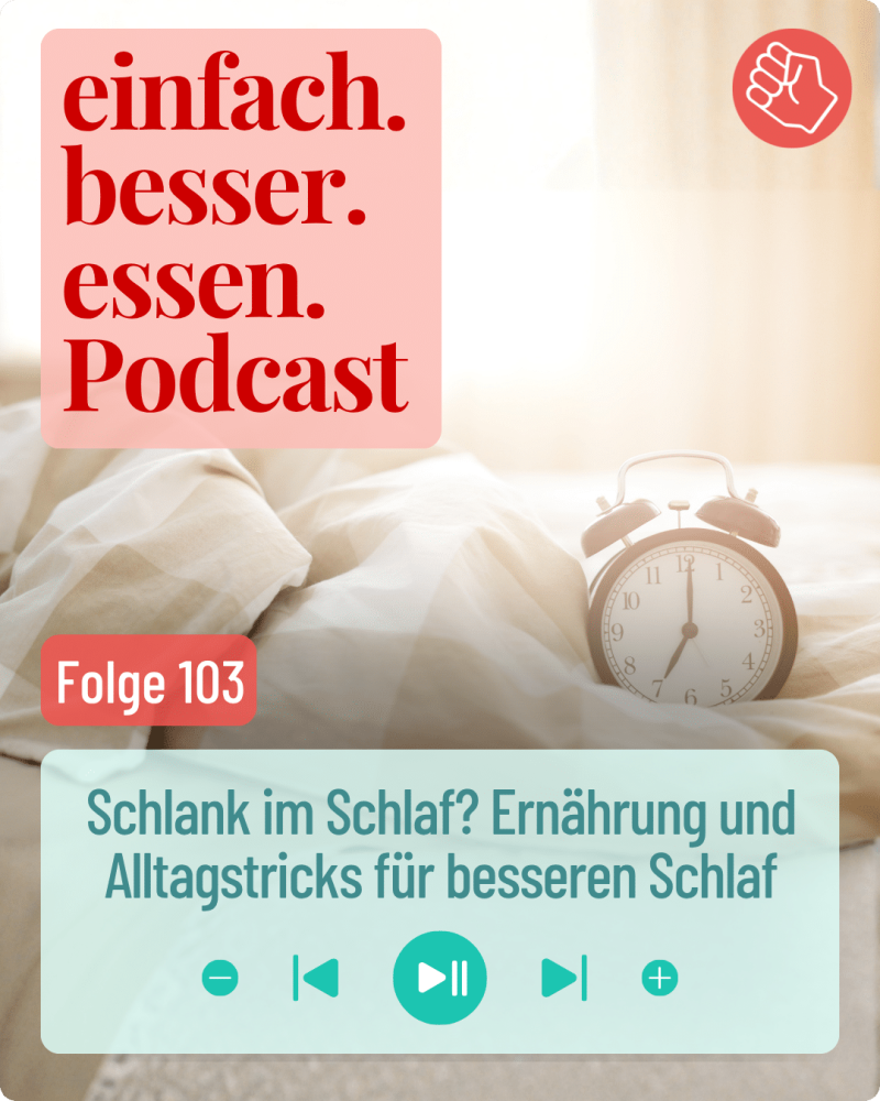 Bett mit Wecker auf der Bettdecke.