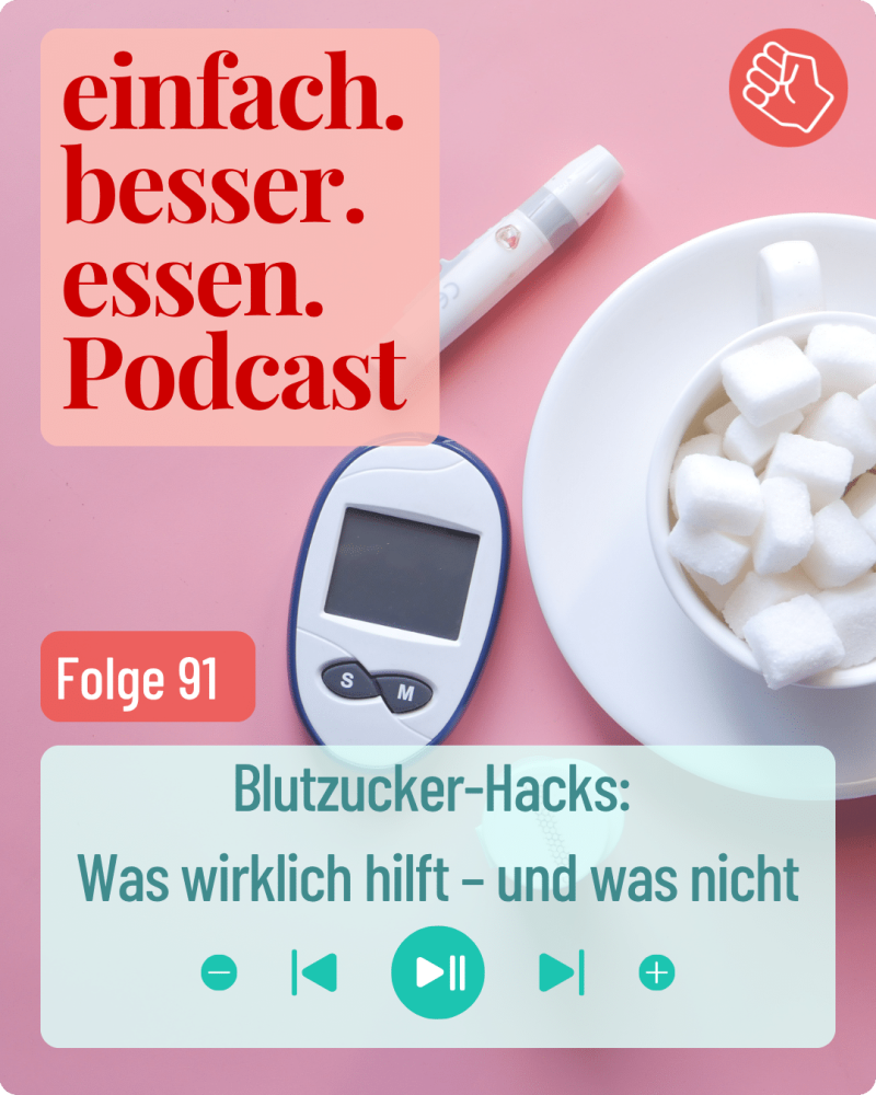 Blutzuckermessgerät und Zuckerwürfel in einer Schale liegen auf einer rosa Oberfläche.